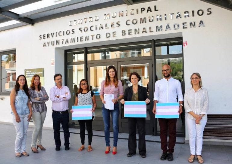 Ana Scherman e Irene Díaz, junto a representantes de la recién creada Comisión LGTBI de Benalmádena han dado esta mañana lectura de un manifiesto de apoyo a esta causa