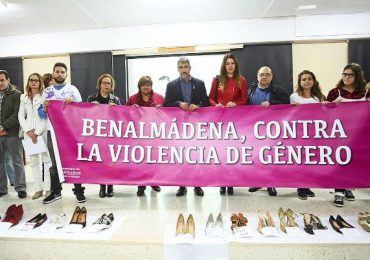 El alcalde de Benalmádena, Víctor Navas ha dado lectura del manifiesto institucional en un acto celebrado en el IES Cerros del Viento