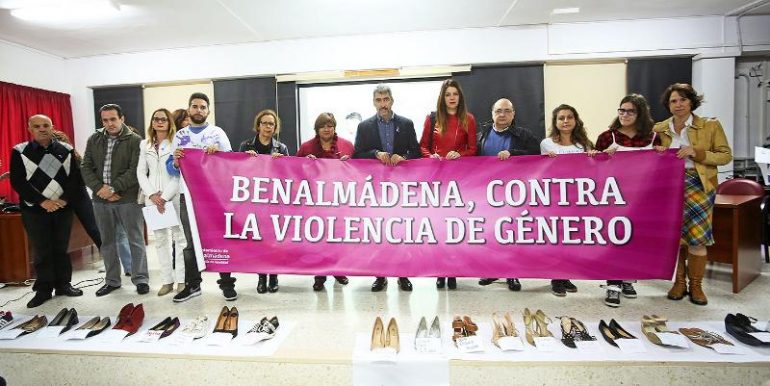 El alcalde de Benalmádena, Víctor Navas ha dado lectura del manifiesto institucional en un acto celebrado en el IES Cerros del Viento