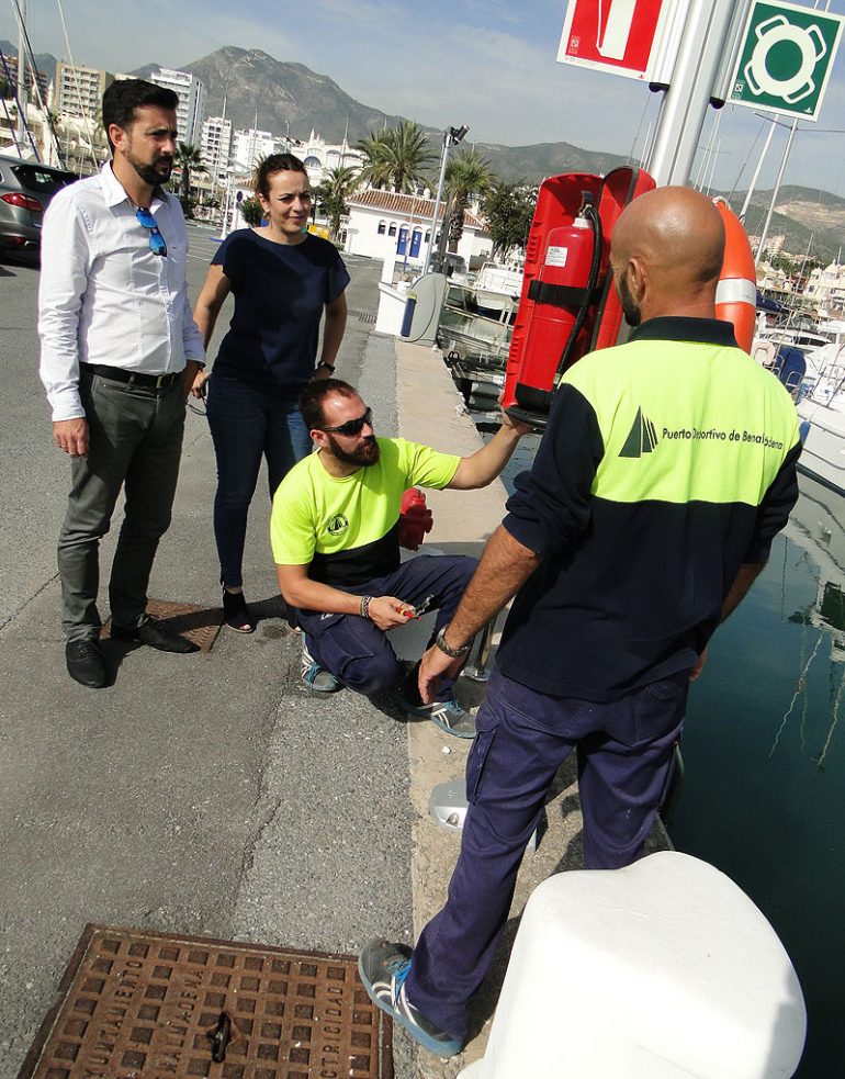 Concluye la instalación de la nueva luminaria LED en los muelles flotantes