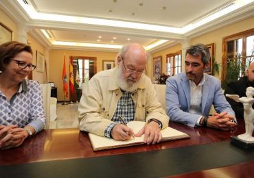 El afamado realizador ha visitado esta mañana la Alcaldía, donde ha firmado el Libro de Honor