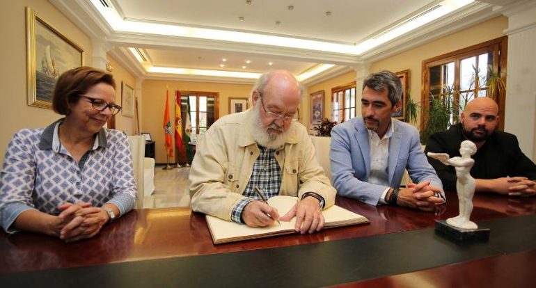 El afamado realizador ha visitado esta mañana la Alcaldía, donde ha firmado el Libro de Honor