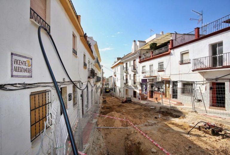 El primer objetivo de este proyecto contempla la reurbanización de las calles Vicente Aleixandre y Velarde hasta Sierramar