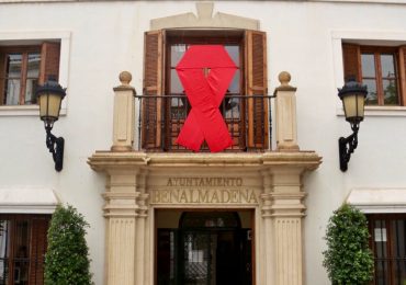 En una mesa informativa el voluntariado de Cruz Roja ha repartido lazos rojos y material informativo