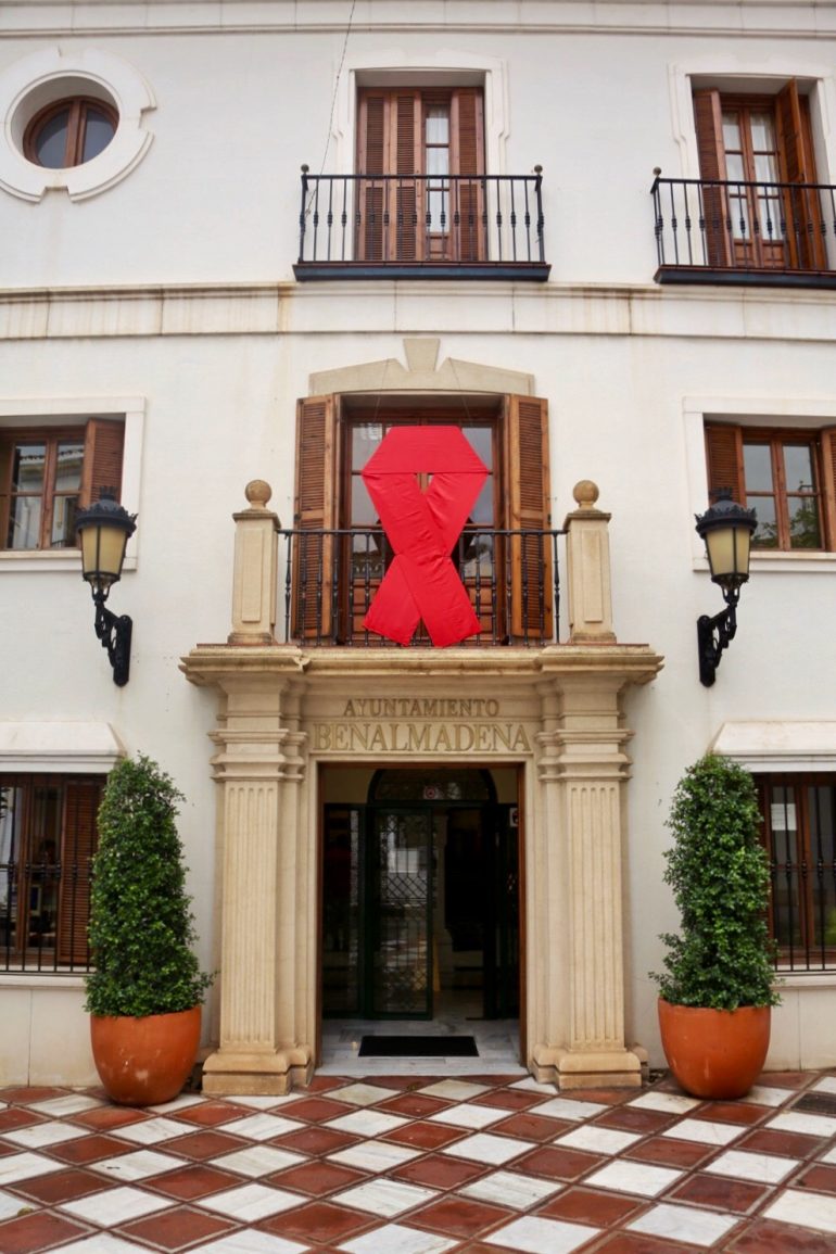 En una mesa informativa el voluntariado de Cruz Roja ha repartido lazos rojos y material informativo