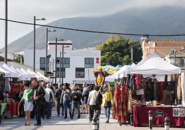 “El mercadillo supone el pistoletazo de salida de la campaña navideña en Benalmádena”, ha apuntado el alcalde de Benalmádena, Víctor Navas