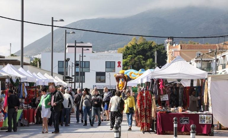 “El mercadillo supone el pistoletazo de salida de la campaña navideña en Benalmádena”, ha apuntado el alcalde de Benalmádena, Víctor Navas