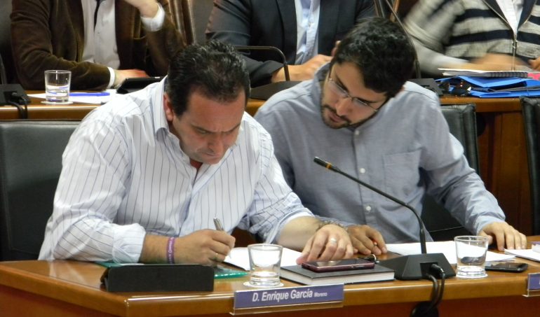 “Entre el techo de gasto legal pero inmoral que asfixia a los ayuntamientos y el suelo de las cláusulas abusivas de los bancos está la dignidad”, ha manifestado Enrique García