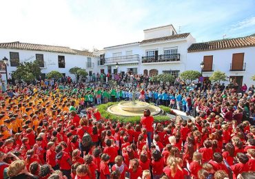 Los 785 alumnos del colegio inundaron la plaza de canciones y lemas contra la guerra y a favor de la paz