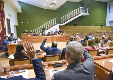 En el turno de ruegos y preguntas, la peatonalización de la plaza Costa del Sol ha centrado el debate, donde la portavoz del equipo de gobierno ha asegurado que no se dará “ni un paso atrás”