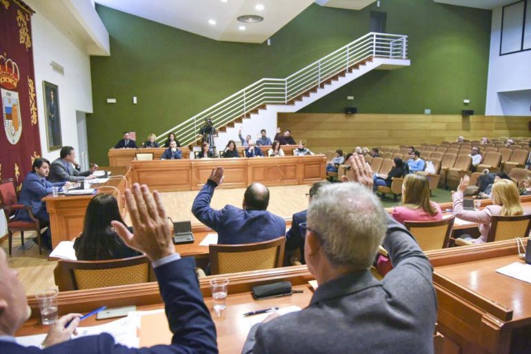 En el turno de ruegos y preguntas, la peatonalización de la plaza Costa del Sol ha centrado el debate, donde la portavoz del equipo de gobierno ha asegurado que no se dará “ni un paso atrás”