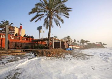 Con el fin de reclamar a Costas los arreglos