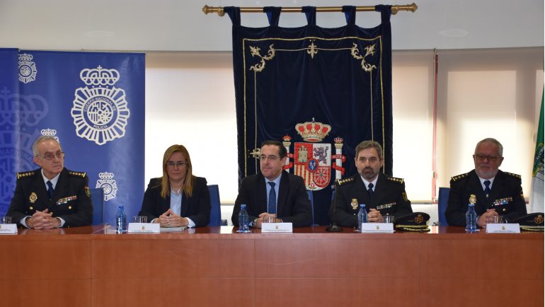 En su historial profesional tiene dos cruces al mérito policial con distintivo blanco