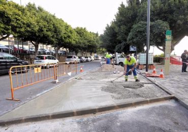 “Los trabajos consisten en la ampliación de la acera”, ha detallado el concejal de Servicios Operativos, Salvador Rodríguez