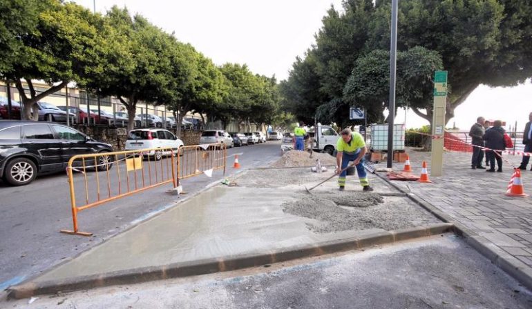 “Los trabajos consisten en la ampliación de la acera”, ha detallado el concejal de Servicios Operativos, Salvador Rodríguez