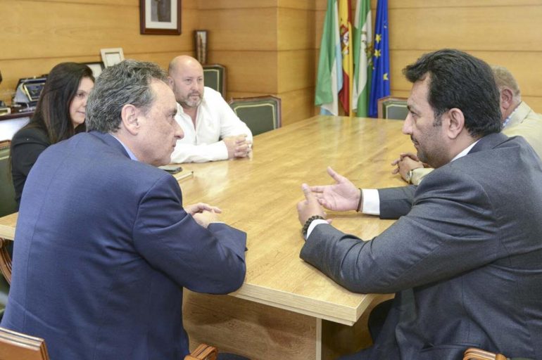 En el encuentro, el Jeque y presidente del Málaga Club de Fútbol, ha expresado su máximo interés por abrir una vía de contacto con el consistorio