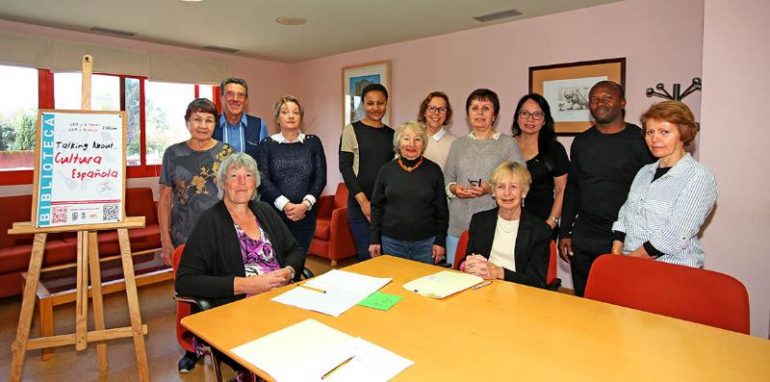 “El taller tiene como objetivo que amplíen sus conocimientos de la cultura y tradiciones locales”, ha detallado la concejala de Cultura, Elena Galán