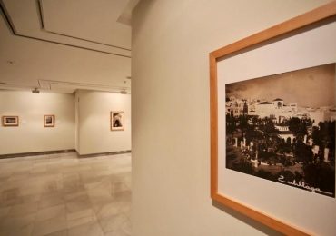 La muestra recoge 128 fotografías que muestran la vida social y política durante el Protectorado español en el norte de Marruecos