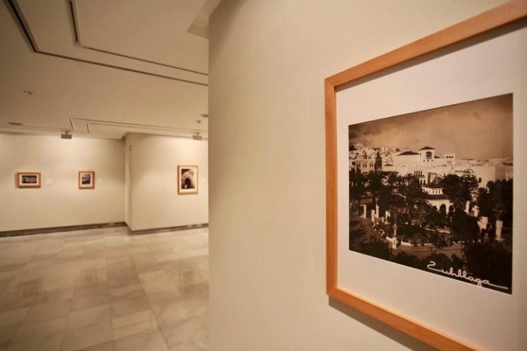 La muestra recoge 128 fotografías que muestran la vida social y política durante el Protectorado español en el norte de Marruecos