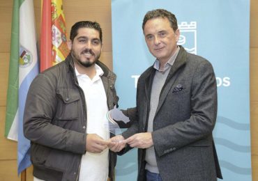 El alcalde de Torremolinos, José Ortiz, ha recibido en el día de hoy un reconocimiento a cargo de la Asociación de Caballistas de Roma