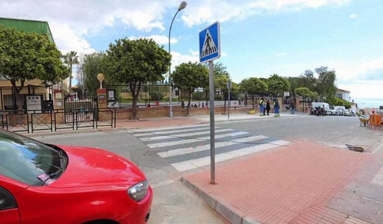 También se ha arreglado la entrada de vehículos al centro con hormigón impreso