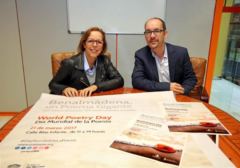 Durante la jornada se desplegará a lo largo de la calle Blas Infante un espacio en papel de 120 metros para que ciudadanos y colectivos escriban poemas