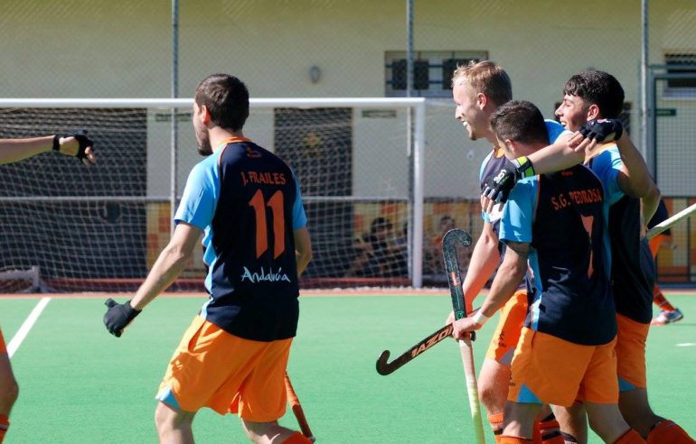 la primera victoria benalmadense de la temporada en el partido disputado frente a la Real Sociedad 1927 el pasado sábado en el Campo de Hockey El Retamar que concluyó con resultado de 4-2