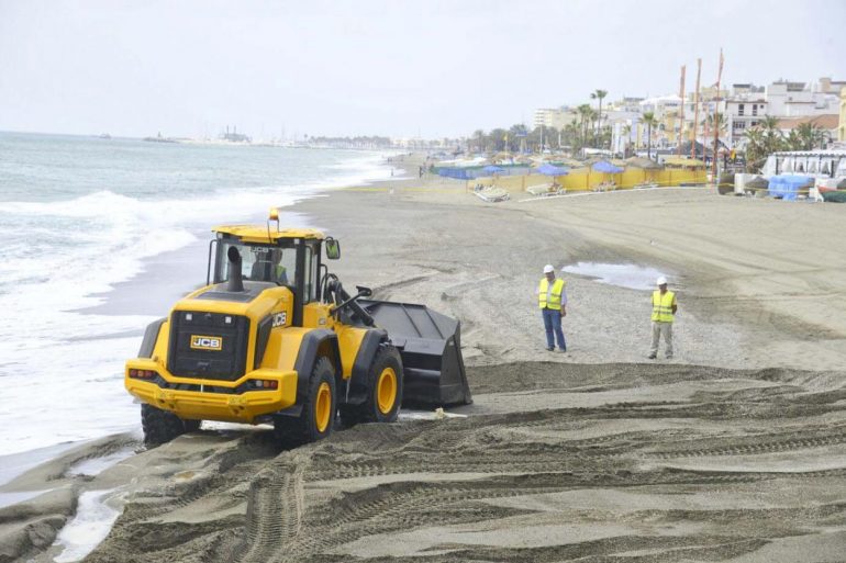 Más de 300 metros de playas se alisarán en los próximos días y se limpiará el cauce del arroyo del Saltillo