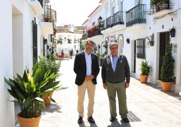 “Se trata de 50 maceteros, de especies como geranios, fucsias, helechos o ficus”, ha detallado el concejal de Parques y Jardines, Joaquín Villazón