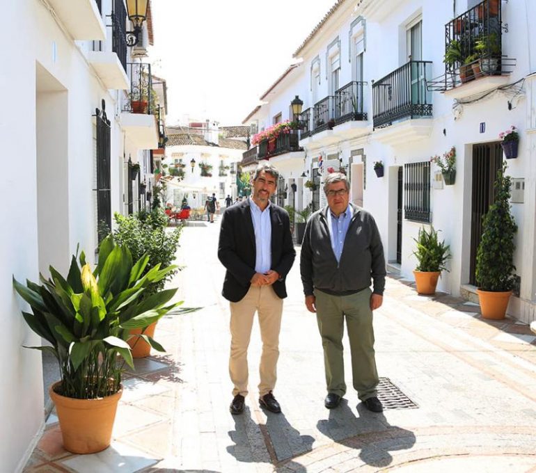 “Se trata de 50 maceteros, de especies como geranios, fucsias, helechos o ficus”, ha detallado el concejal de Parques y Jardines, Joaquín Villazón