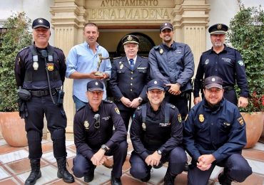 El acto de entrega contó con la presencia de familiares, amigos, sus compañeros de la Policía Nacional y representantes del Ayuntamiento