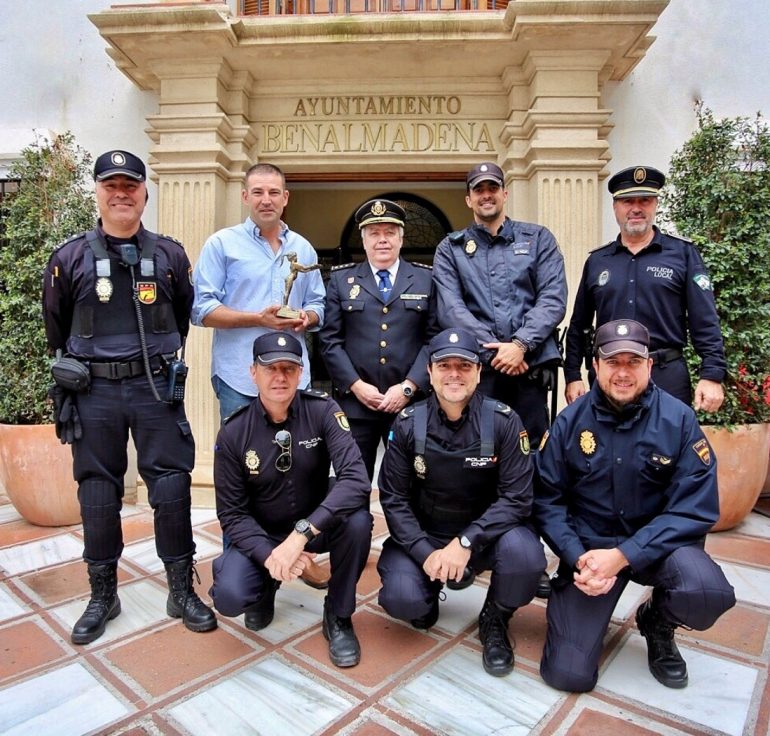 El acto de entrega contó con la presencia de familiares, amigos, sus compañeros de la Policía Nacional y representantes del Ayuntamiento