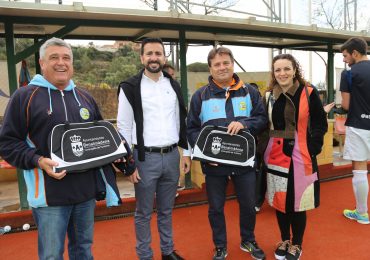 La edil Encarnación Cortés hizo entrega de diverso material promocional a la directiva y jugadores del equipo local de hockey