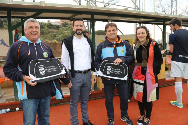 La edil Encarnación Cortés hizo entrega de diverso material promocional a la directiva y jugadores del equipo local de hockey