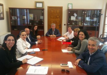 La mesa contó con la presencia de representantes de entidades como la ACEB, AEHCOS o los sindicatos