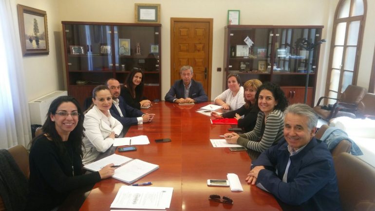 La mesa contó con la presencia de representantes de entidades como la ACEB, AEHCOS o los sindicatos
