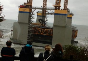 Embarcaciones remolcarán la plataforma hasta el Puerto de Algeciras cuando las condiciones climatológicas lo permitan