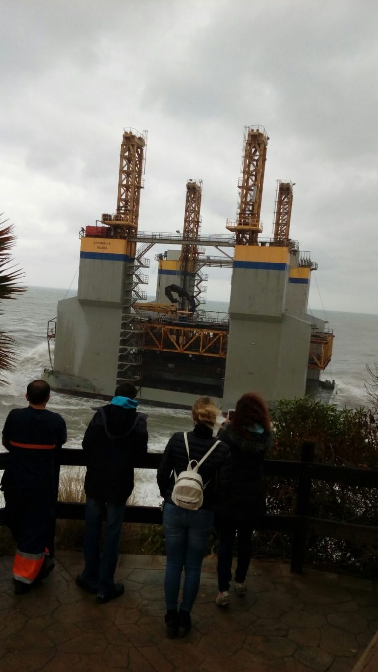 Embarcaciones remolcarán la plataforma hasta el Puerto de Algeciras cuando las condiciones climatológicas lo permitan