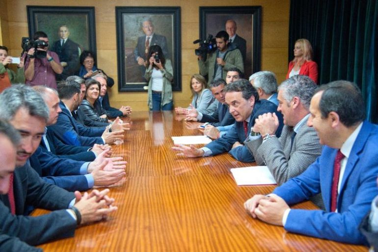 El alcalde Víctor Navas ha participado esta mañana, junto a otros alcaldes de la comarca, en un encuentro con el consejero Antonio Ramírez de Arellano