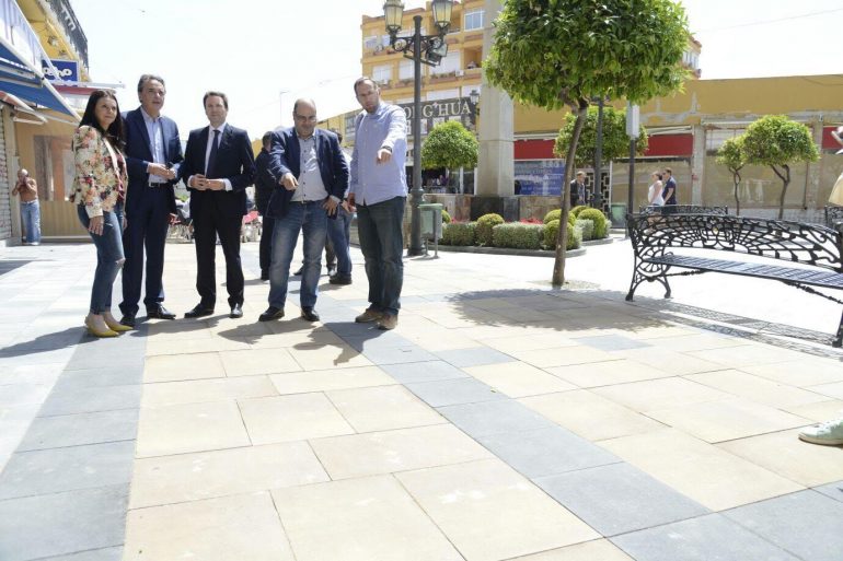 En total se han cambiado más de 500 metros de canalización de abastecimiento y saneamiento y se ha colocado una nueva acera adoquinada