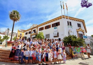 Tras una ceremonia religiosa en la iglesia de la Inmaculada Concepción, se ha celebrado un pasacalle infantil con la Banda de Música Municipal