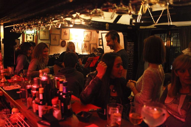 Más de treinta conciertos de todos los estilos de música llenarán los bares y restaurante de la ciudad