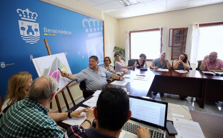 Como la construcción del nuevo instituto, los proyectos educativos o el proceso de escolarización temas