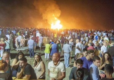 La fiesta, situada en las inmediaciones de la Plaza del Remo, comenzará a partir de las 21.00 horas. El encendido de la hoguera comenzará a partir de las 23.00 horas en la playa