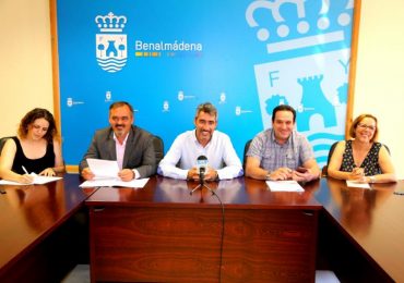 El alcalde de Benalmádena, Víctor Navas junto a concejales han realizado hoy balance de la acción de gobierno al cumplirse dos años de la constitución del nuevo equipo de gobierno
