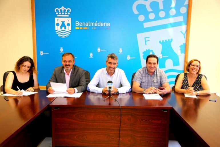 El alcalde de Benalmádena, Víctor Navas junto a concejales han realizado hoy balance de la acción de gobierno al cumplirse dos años de la constitución del nuevo equipo de gobierno