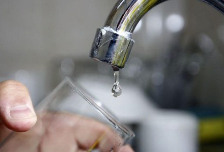 Desde la empresa de aguas informan que el arreglo de la avería por parte de los técnicos de Acosol se podría prolongar entorno a las 72 horas