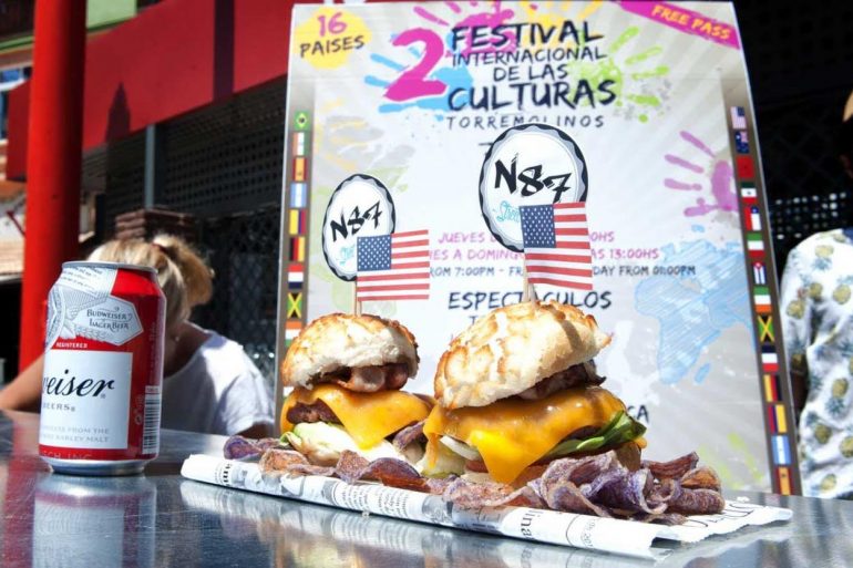 Los paraguas de colores volverán a la plaza Nogalera, además de tres grandes esculturas de 12 metros