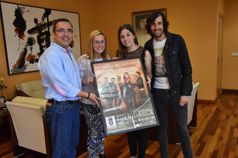 Los integrantes del grupo han visitado hoy el Ayuntamiento de Fuengirola, donde han sido recibidos por la alcaldesa Ana Mula