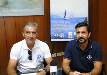 El gerente del puerto, Manuel J. Jiménez, pone en valor la “apuesta de la asociación por acercar los deportes náuticos a los colectivos de discapacitados” y desea a la tripulación “la mejor de las singladuras”